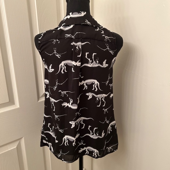 ModCloth Black and White Dinosaur Pattern Sleeveless Collared Blouse Size Medium - Picture 3 of 9